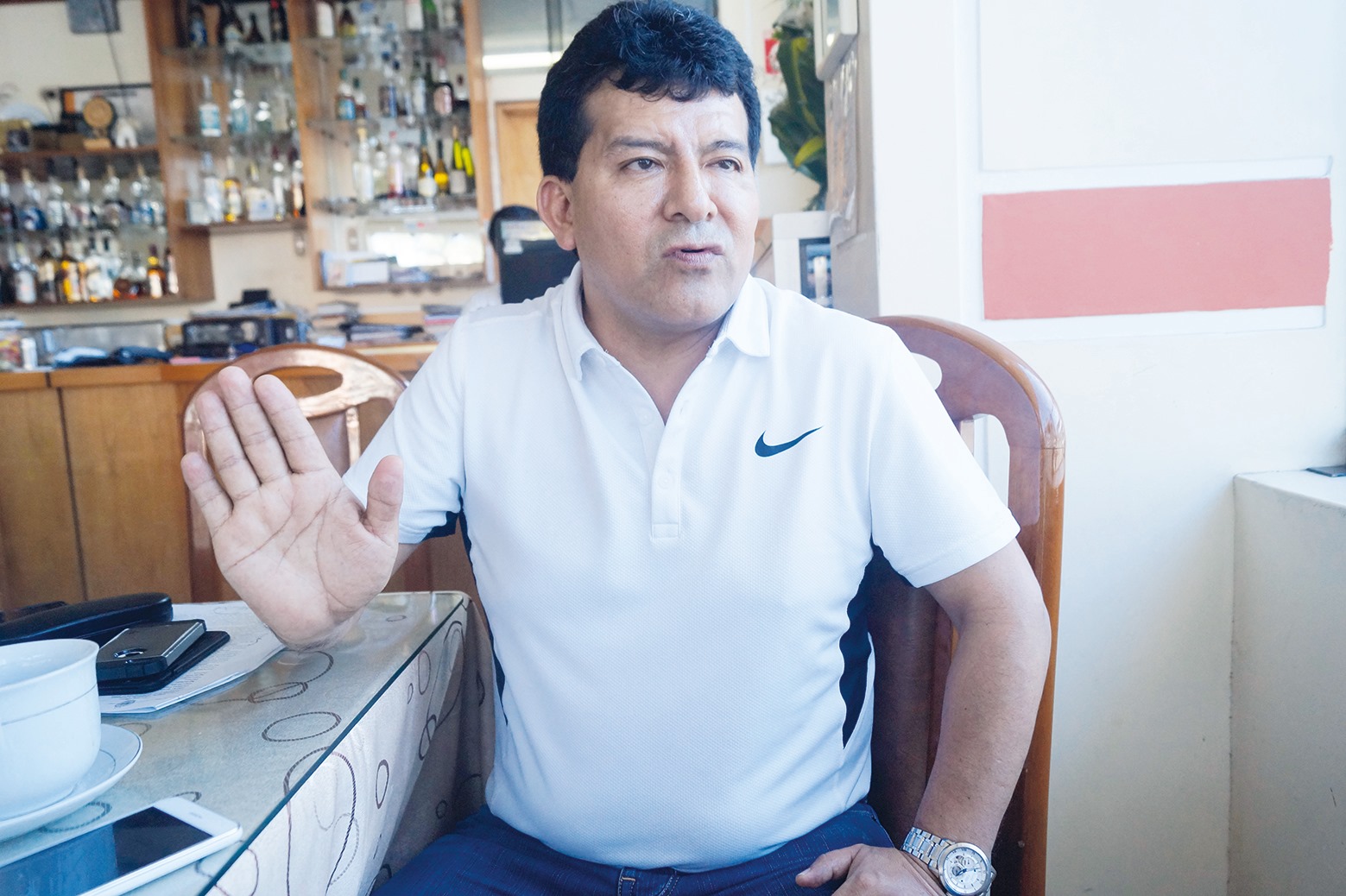 Ernesto Flores Vílchez, presidente del Grupo Flores, en los campos de caña de azúcar en Lambayeque